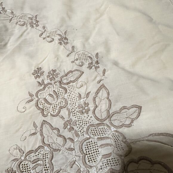 Beautiful Vtg Cream Tablecloth Tan Embroidered Florals Cottage Granny Chic - Picture 8 of 8